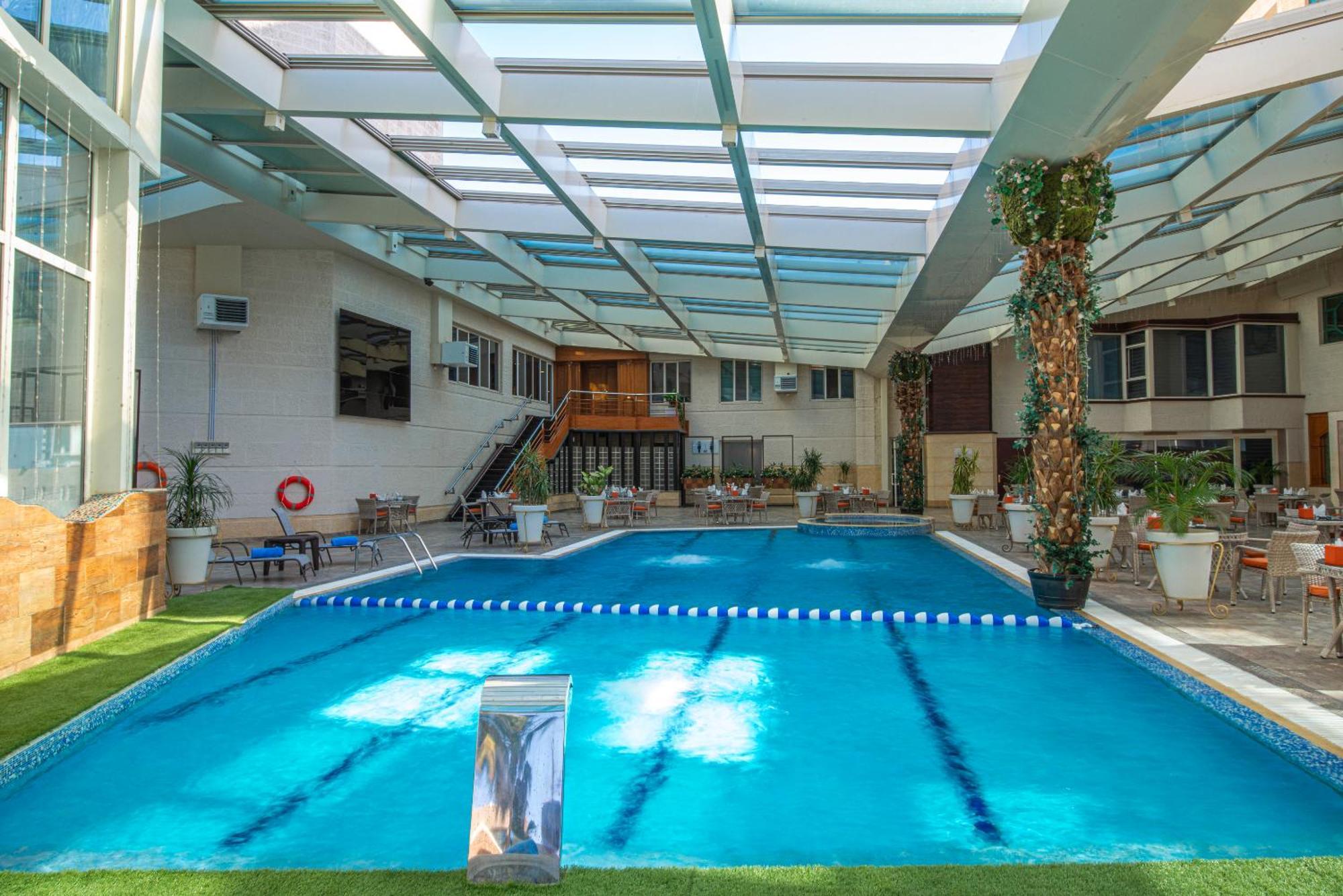 Bristol Hotel Amán Exterior foto Swimming pool