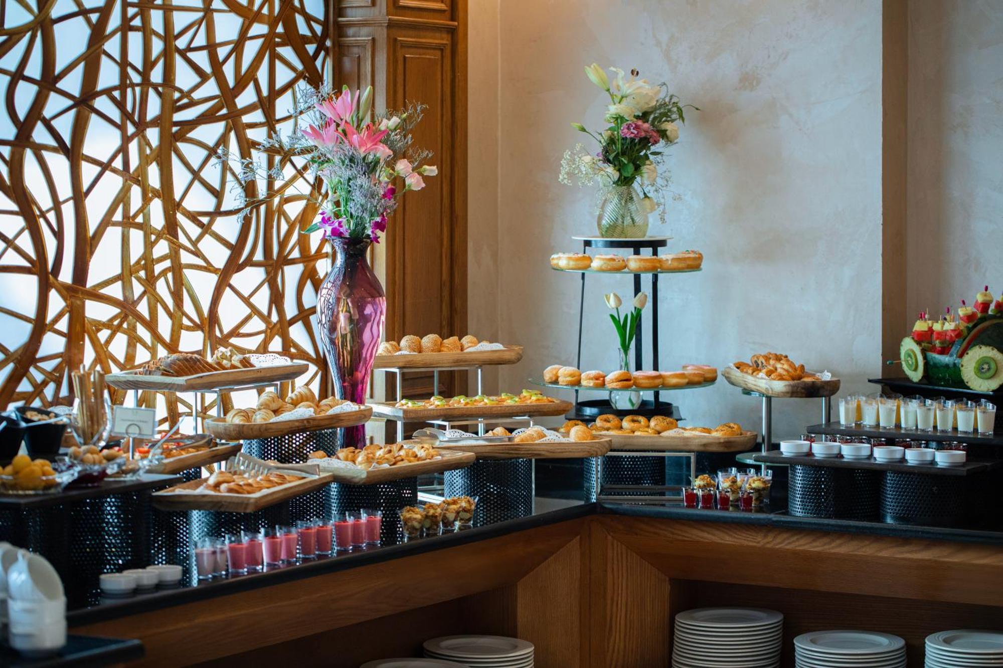 Bristol Hotel Amán Exterior foto A dessert buffet